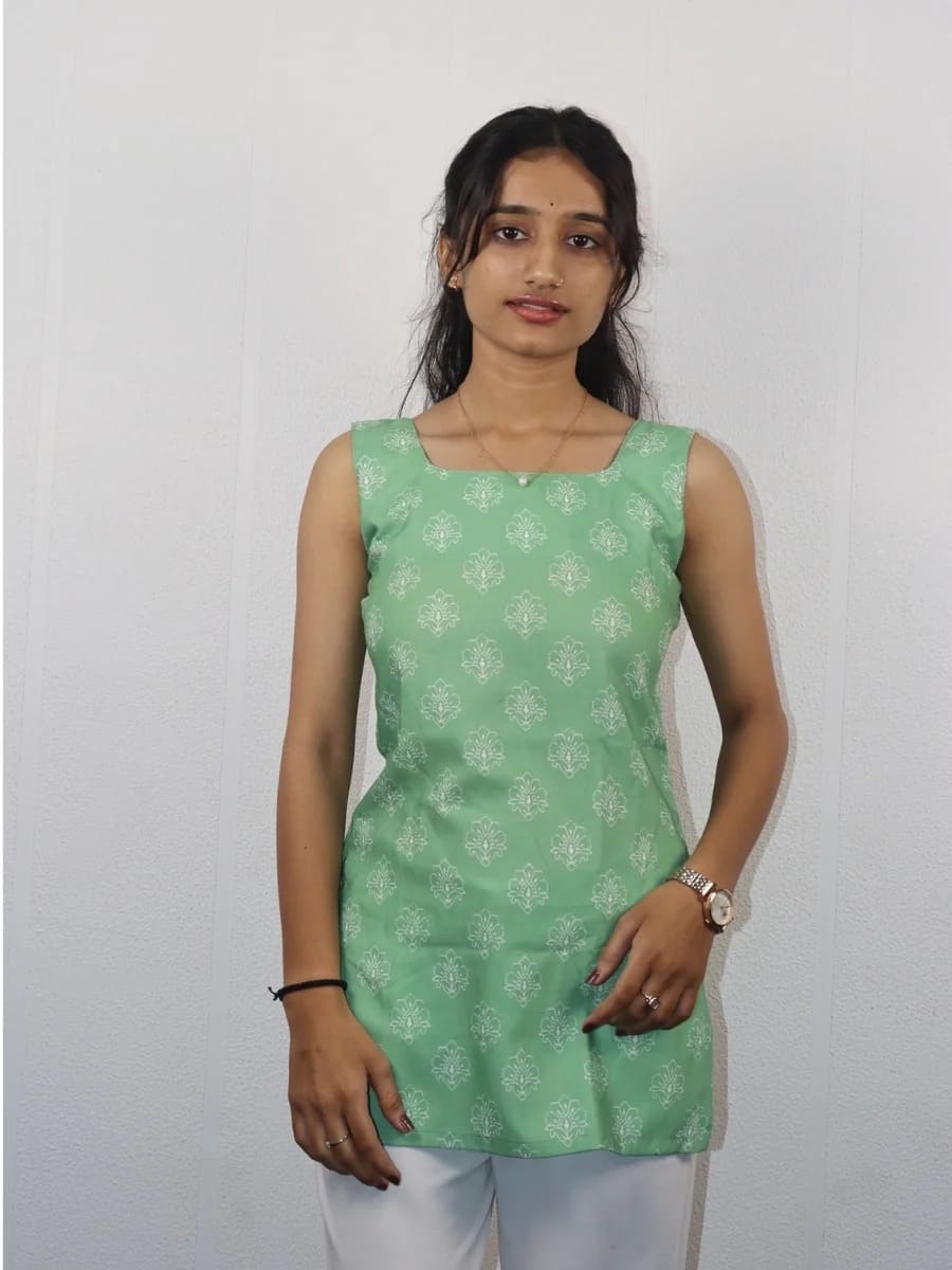 Ishaa Square Neck Short Kurti